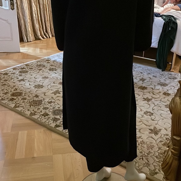 This 100 % wool Helmut Lang coat has many gorgeous details straight line - Picture 6 of 11